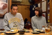 左から、柄本時生演じるピン芸人・佐藤賢治と、松井玲奈演じるヒロイン・市川理沙。(c)NHK
