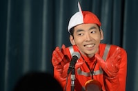 柄本時生演じるピン芸人・佐藤賢治。(c)NHK