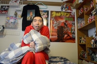 柄本時生演じるピン芸人・佐藤賢治。(c)NHK