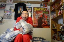 柄本時生演じるピン芸人・佐藤賢治。(c)NHK