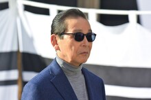 「プレミアムボス ザ・ラテ」の新CM「プレミアム城跡」篇に登場するタモリ。