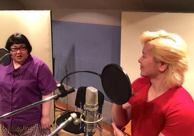 着ボイスのレコーディングに臨むメイプル超合金。