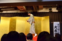 高座に上るラバーガール大水。