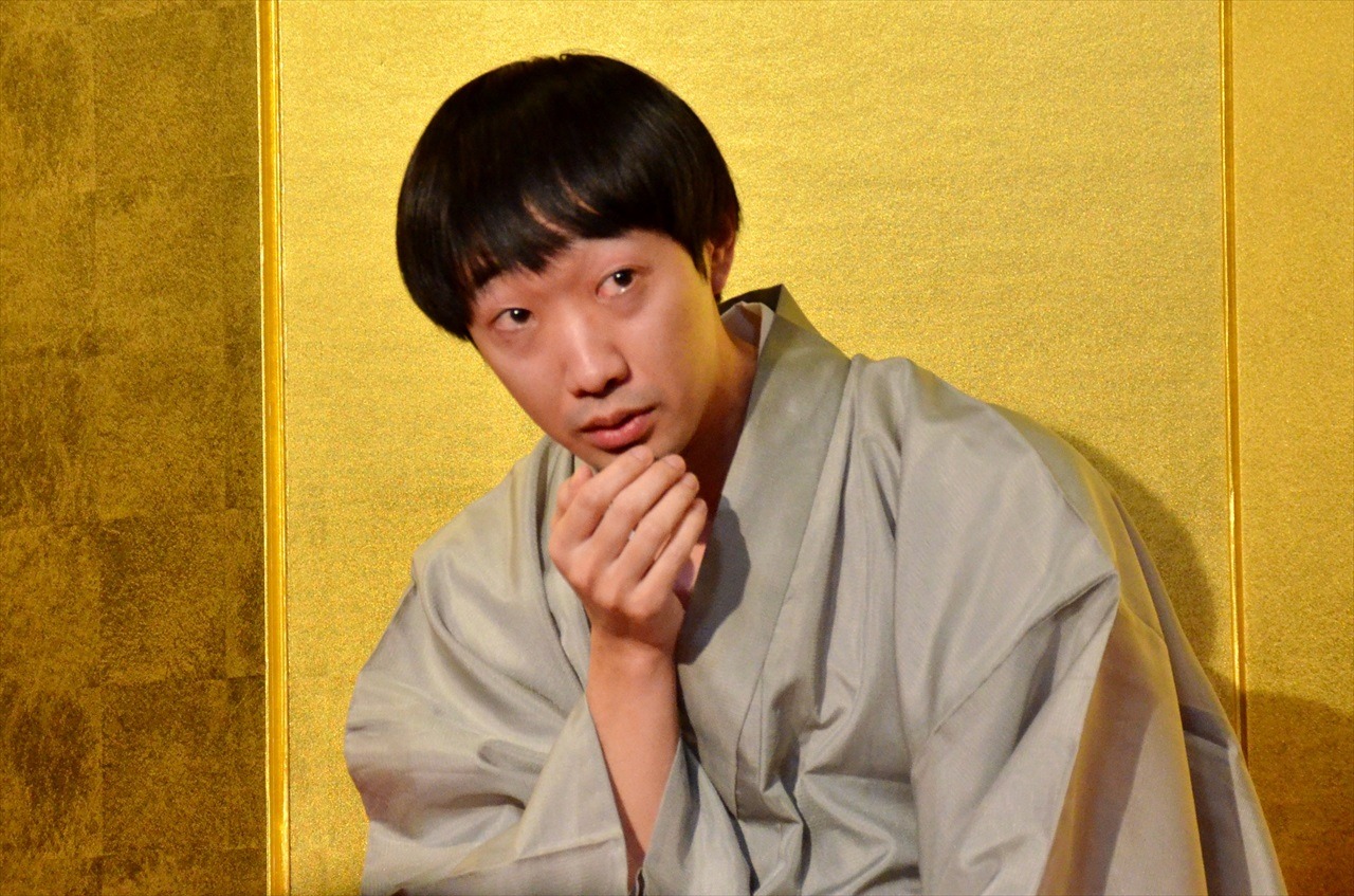 古典落語「親子酒」を披露するラバーガール大水。