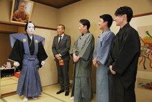 （左から）タカアンドトシ、中村橋之助ファミリー。(c)CTV