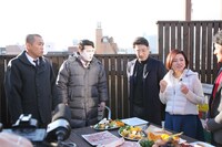 中村橋之助ファミリーと交流するタカアンドトシ（左）。(c)CTV