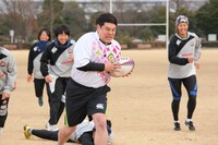 7人制ラグビー女子日本代表の「サクラセブンズ」と練習するタカアンドトシ・タカ（手前中央）。(c)CTV