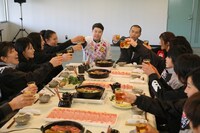 「サクラセブンズ」と乾杯するタカアンドトシ（中央）。(c)CTV