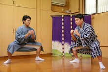 中村橋之助ファミリーの自宅兼稽古場で、稽古を付けてもらうタカアンドトシ・タカ（右）。(c)CTV