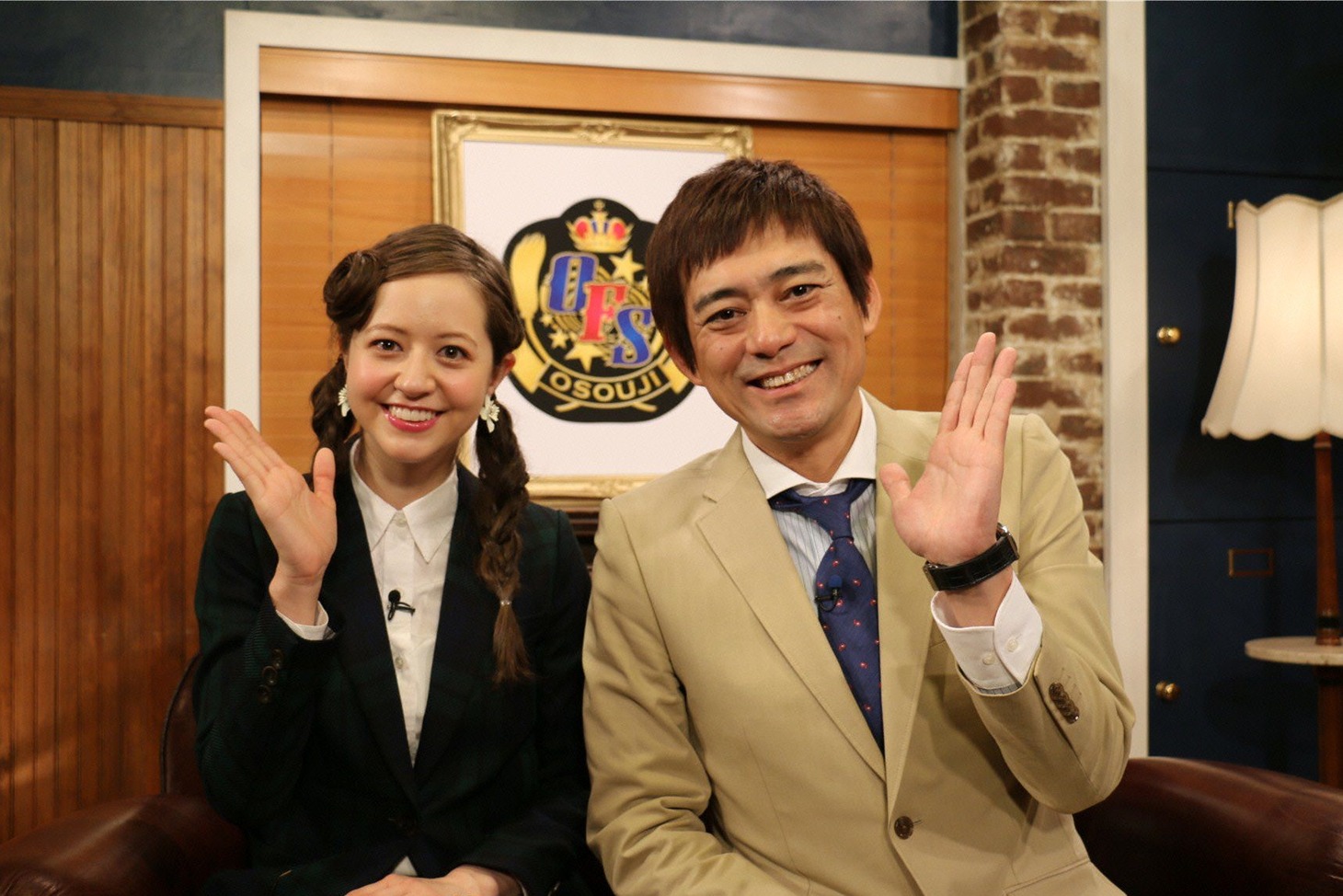 「出動！おそうじファイター」に出演する、博多華丸・大吉の華丸（右）、春香クリスティーン（左）。(c)テレビ朝日
