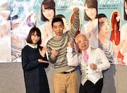 左から松井玲奈、柄本時生、小堺一機。