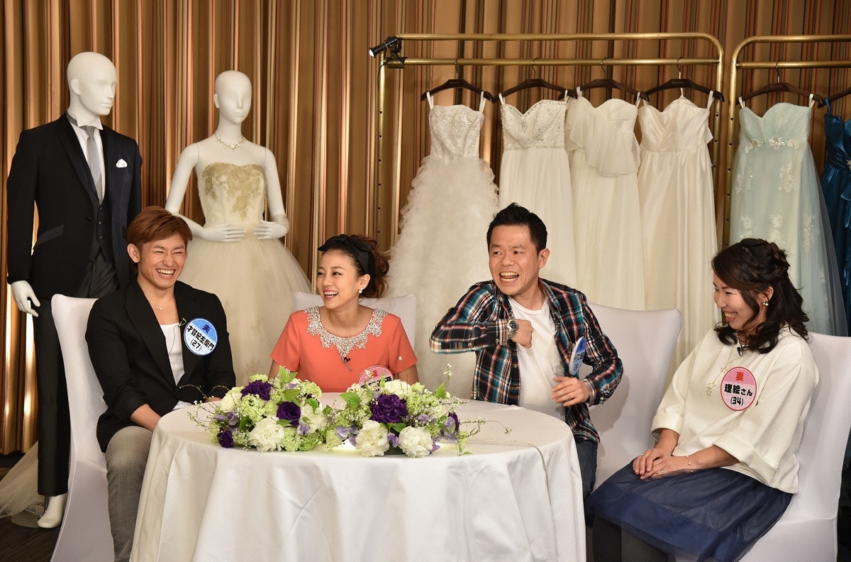 左からあびる優・才賀紀左衛門夫妻、ダイアン津田・理絵夫妻。(c)読売テレビ