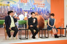 トーク中の様子。左からバナナマン、佐藤栞里。