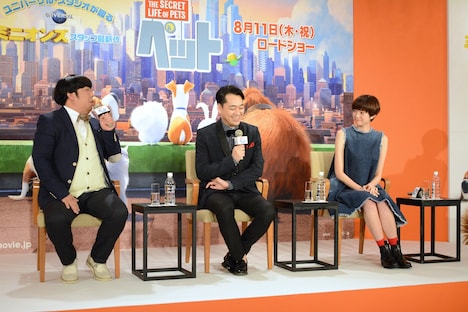 トーク中の様子。左からバナナマン、佐藤栞里。