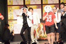 トレンディエンジェルを下して大はしゃぎするモグライダー。