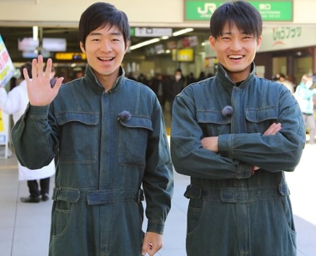 「ジャルッと！爆ハリ！」のロケ衣装を着たジャルジャル。(c)チバテレ