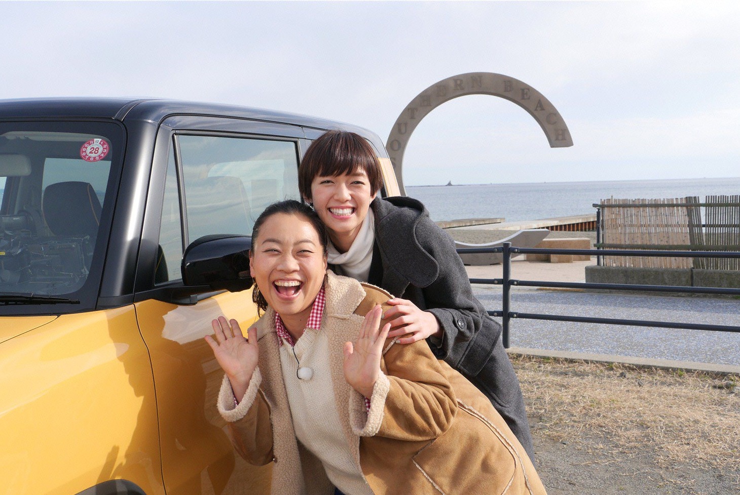 いとうあさこ（手前）と佐藤栞里。(c)BS朝日