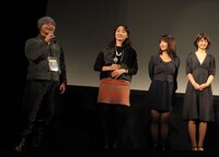 「メイクルーム2」の舞台挨拶の様子。