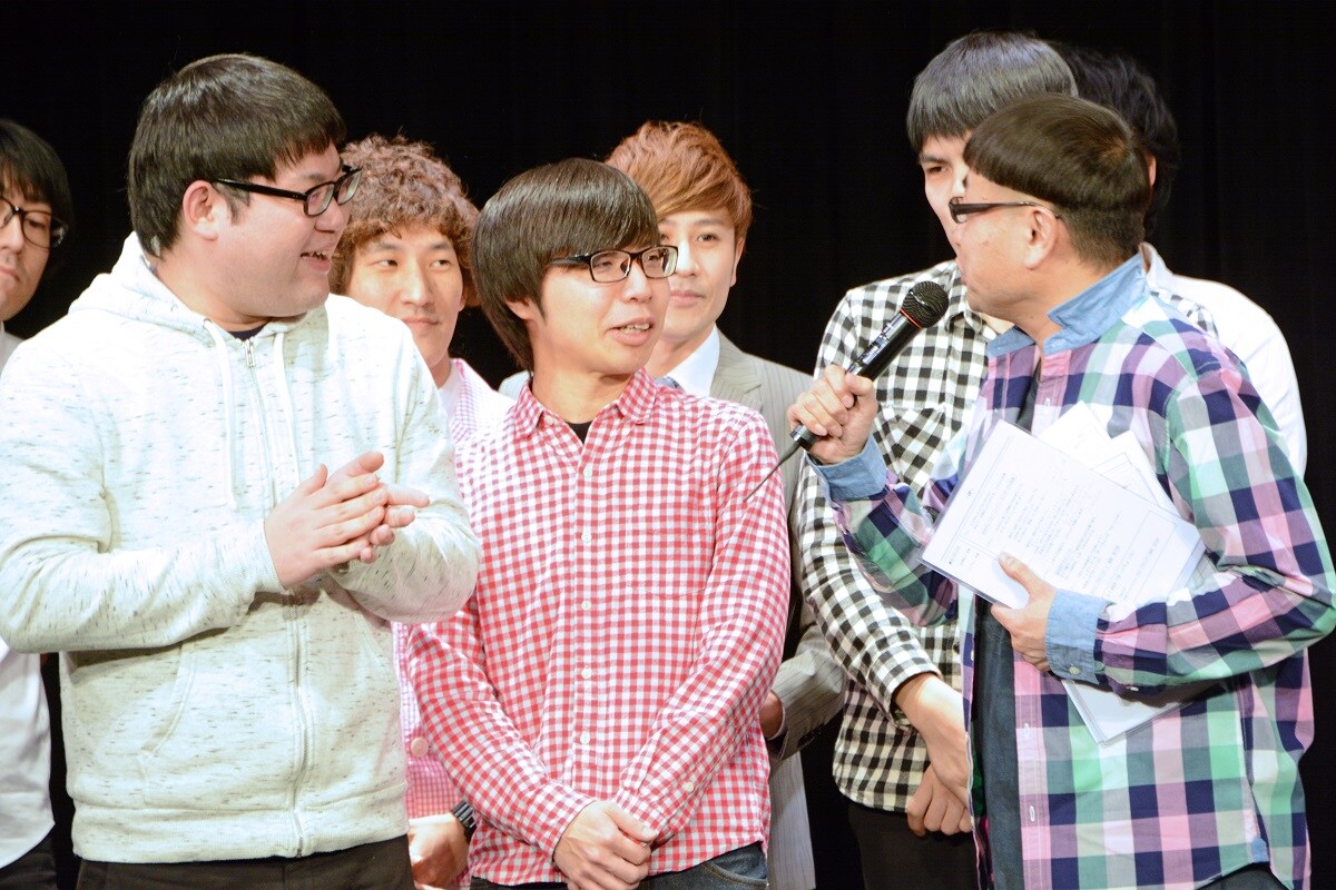 インデペンデンスデイとイジリー岡田のトークの様子。