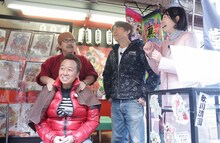 「モヤモヤさまぁ～ず2」でビッグダディのマッサージを受けるさまぁ～ず三村。(c)テレビ東京