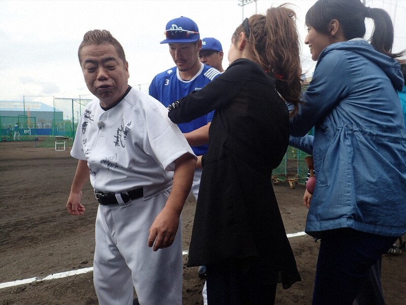 「旅ずきんちゃん」に出演し、プロ野球選手にサインをしてもらう出川哲朗（左）。(c)CBC