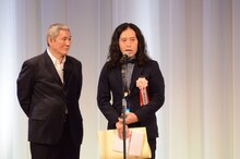 話題賞を受賞したピース又吉（右）。