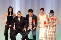 東京スポーツ映画大賞授賞式の様子。左から長澤まさみ、ビートたけし、是枝裕和、綾瀬はるか、広瀬すず。