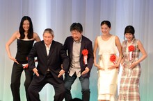 東京スポーツ映画大賞授賞式の様子。左から長澤まさみ、ビートたけし、是枝裕和、綾瀬はるか、広瀬すず。