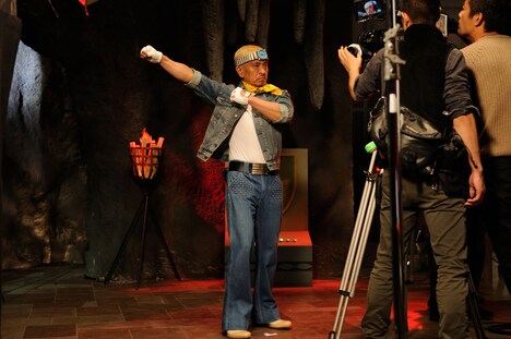 「変身ヒーロー編」の撮影に臨む松本人志。