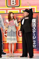 「マンションを2兆階にして宇宙とつなげる」と優勝公約を掲げるハリウッドザコシショウ（右）。