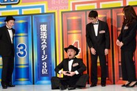 大仏の形態模写でBブロックに陣取るハリウッドザコシショウ（中央）。