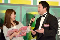 とにかく明るい安村（右）と、宮司愛海フジテレビアナウンサー。
