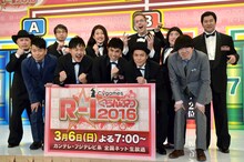 決勝進出者9名と、雨上がり決死隊（前列両端）。