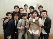 囲碁将棋、えんにち、タモンズ、山田カントリーに囲まれるエレベーターマンション。前列の左端が大河壮太、前列の左から3番目が大塚甲喜。