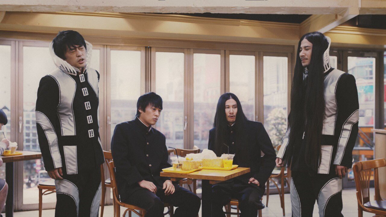 2019年から2016年にタイムリープしてきたフルーツポンチ村上（左端）と鶏あえず渡久山（右端）。