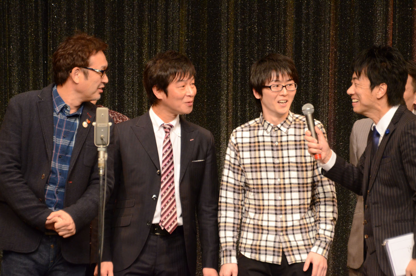 結婚することを報告するスーパーマラドーナ田中（左から3人目）。