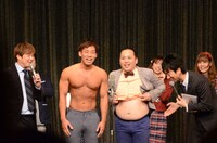 テンダラー浜本いわく「前説でスベり知らず」だという一芸を披露するミルクボーイ。