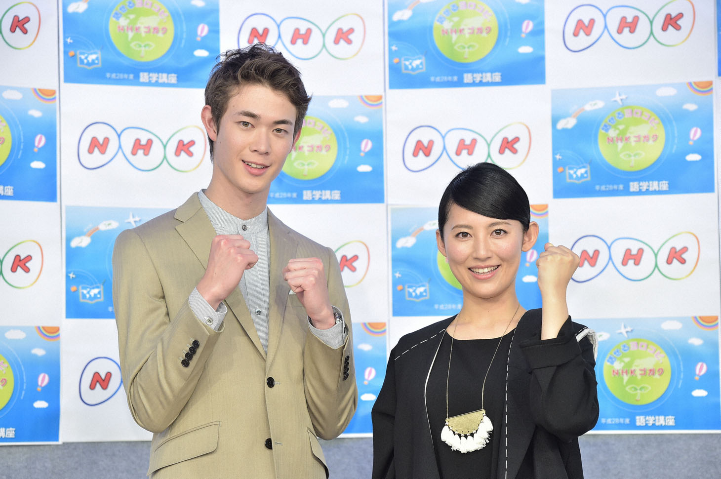 「おとなの基礎英語」を担当する（左から）宮沢氷魚、福田彩乃。(c)NHK