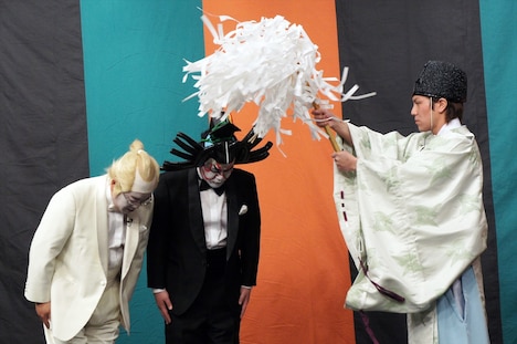 DVD「サンドウィッチマンライブツアー2015」のヒット祈願を行う狩野英孝(右)と、サンドウィッチマン。