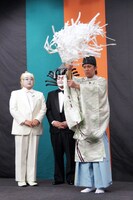 会場の報道陣へ向けてお祓いする狩野英孝（右）と、サンドウィッチマン。