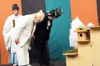 サンドウィッチマン（手前）と、狩野英孝。