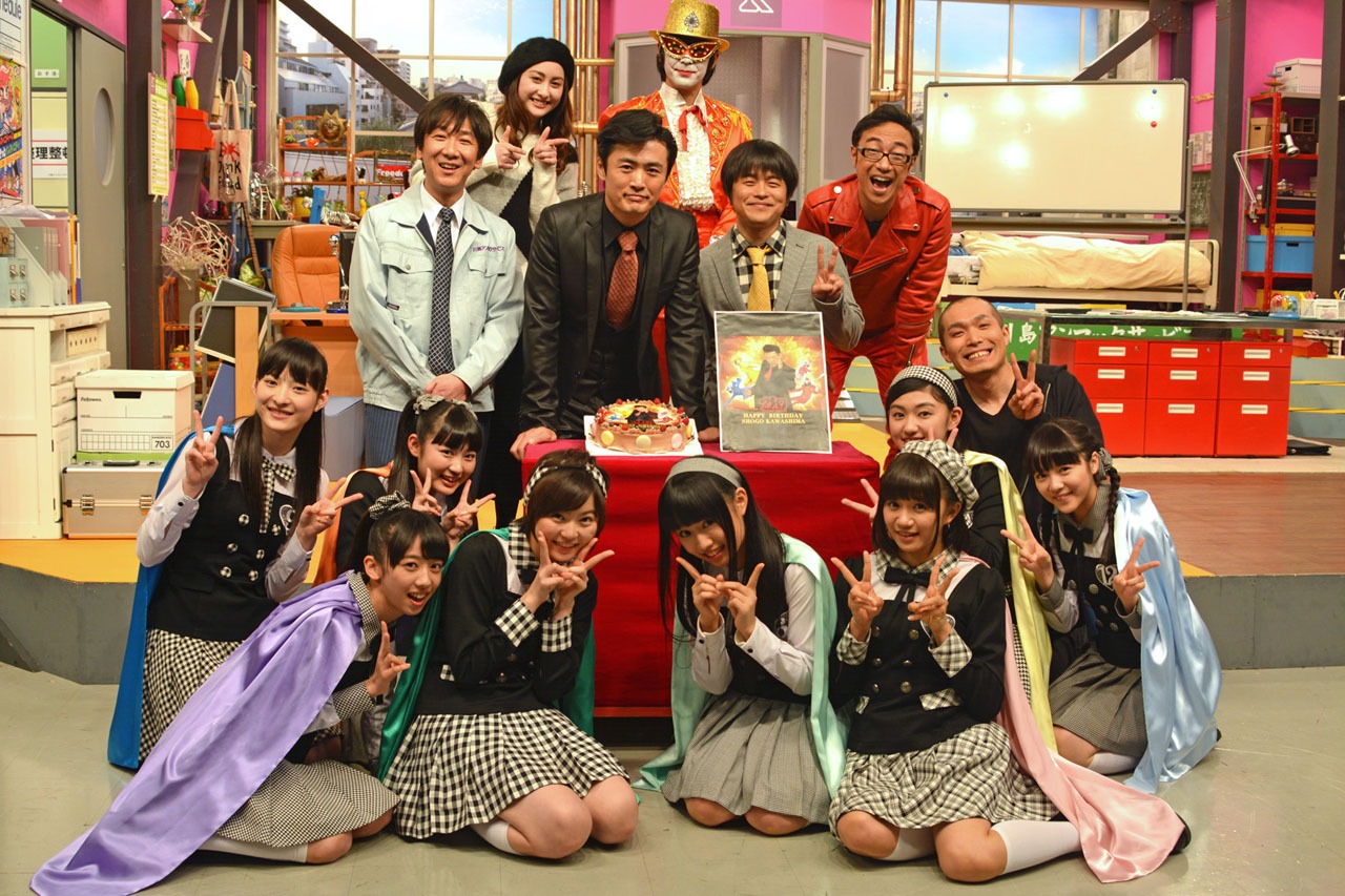 「ホメロ☆無限大少女」の収録後の様子。キャスト全員によって劇団ひとりの誕生日が祝われた。