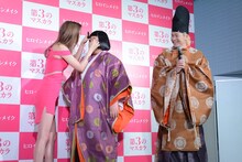 マギー（左）にメイクをしてもらうメイプル超合金・安藤（中央）。