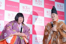 わさび入りシュークリームを食べて悶絶するメイプル超合金・安藤（左）と高笑いするカズレーザー（右）。