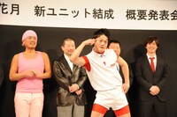 ギャグを披露するおばたのお兄さん。