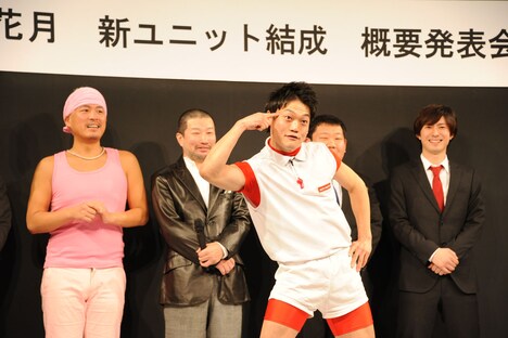 ギャグを披露するおばたのお兄さん。