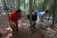 北九州市合馬地区でのロケの様子。(c)NHK