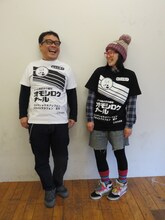 「オモシロクナール」Tシャツを着用した（左から）バッファロー吾郎A、おばけザウルス・こやつタイム。