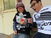 「オモシロクナール」Tシャツを着用し、「オモシロクナール」iPhoneケースを手にする（左から）おばけザウルス・こやつタイム、バッファロー吾郎A。