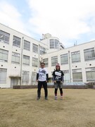 「オモシロクナール」Tシャツを着用した（左から）バッファロー吾郎A、おばけザウルス・こやつタイム。